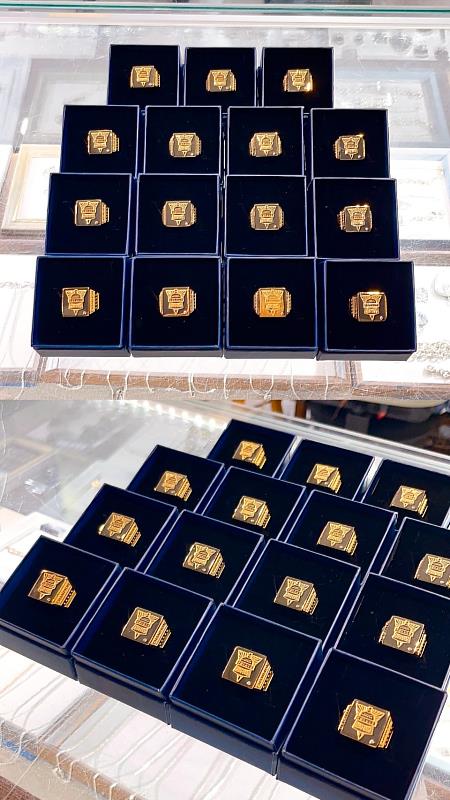 設有校徽的金包銀冠軍戒。