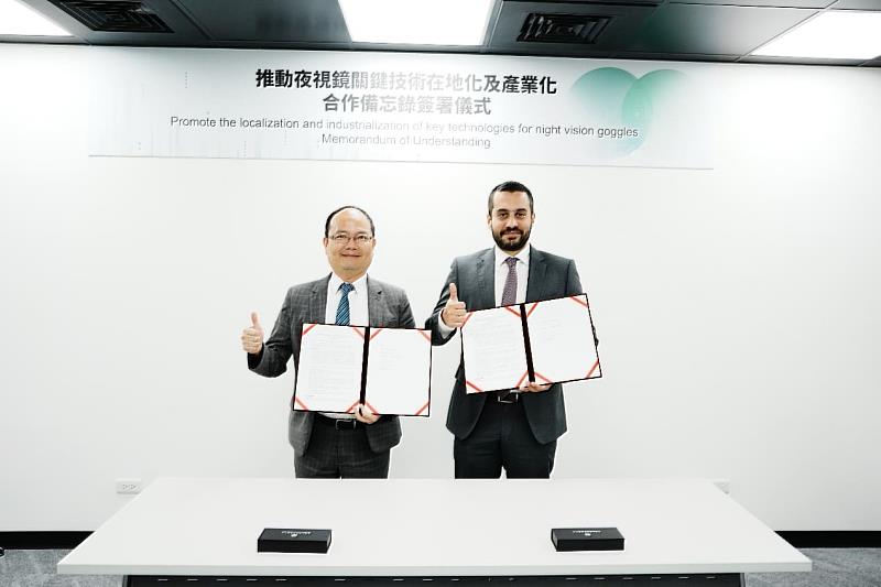 推動夜視鏡關鍵技術產業在地化MOU簽署儀式(金屬中心賴永祥執行長(左)、Theon Sensors S.A公司Dimitris Papageorgiou總監(右))