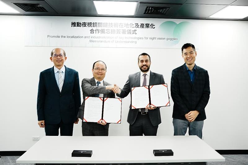 推動夜視鏡關鍵技術產業在地化MOU簽署儀式貴賓合影(國科會科技辦公室張振豪執行秘書(左一)、金屬中心賴永祥執行長(左二)、Theon Sensors S.A公司Dimitris Papageorgiou總監(右二)、Theon Sensors S.A公司Goh Yang Xuan經理(右一))