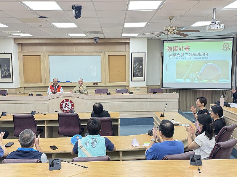 南華大學與嘉義市體育運動總會產學合作,高俊雄校長(右)致詞。