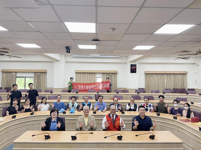 南華大學與嘉義市體育運動總會產學合作,共推「三好棒球學院」,於交流座談後進行大合照。