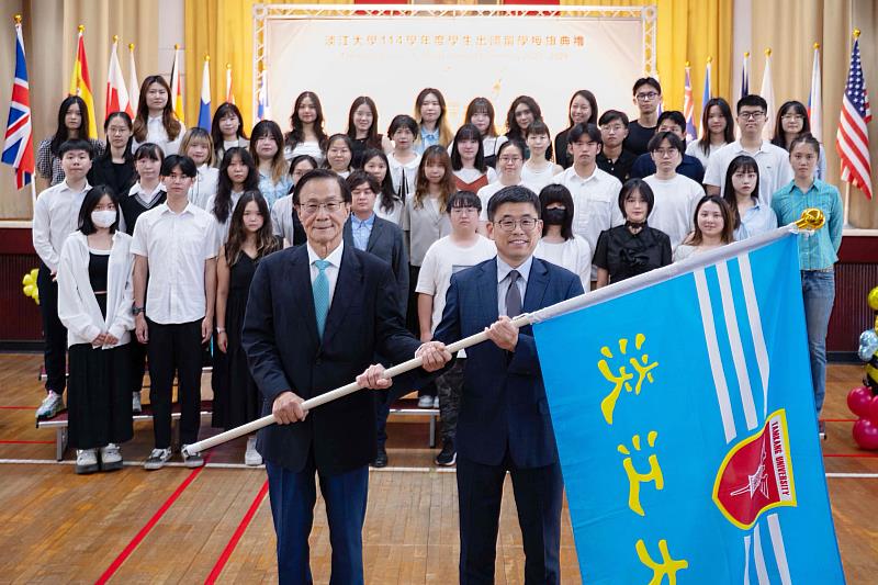 校長葛煥昭（左）授旗予即將於114學年度出國留學學生，由國際長葉劍木（右）代表接受。（圖／淡江大學提供）