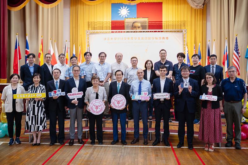 114學年度學生出國留學授旗典禮，葛煥昭校長（前排左6）與校內外師長們特別出席給予祝福。（圖／淡江大學提供）
