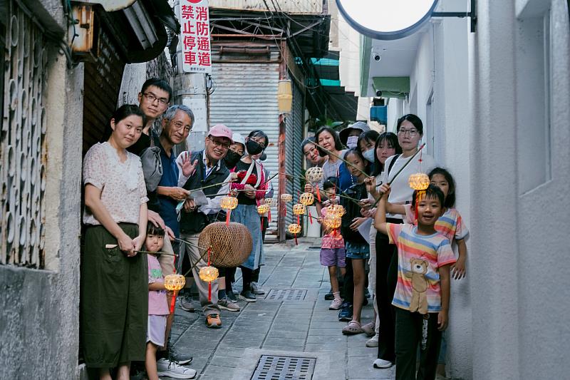 臺南市政府文化局策劃「府城城垣三ＯＯ年系列活動」社區故事展覽及小夜燈巡城活動，與民眾共同感受府城三百年的歲月痕跡與時代溫度。
