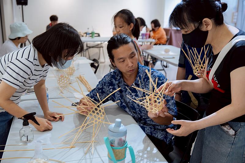 「巡視城牆小夜燈」手作工作坊延續龍崎竹藝之美，以竹材製作傳統意象的小夜燈。