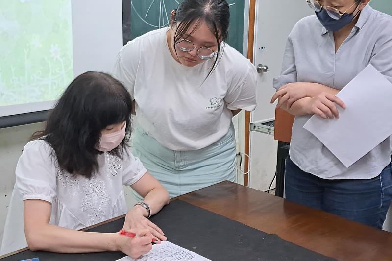 陳思瑩老師聚焦褚遂良楷書的基本筆法訓練，強調「回歸初心」，提醒南大學員專注於筆畫與結構，逐步穩固書寫實力