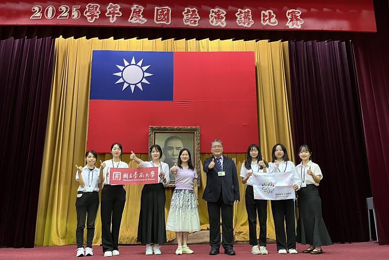 東京中華學校吳育珊校長在朝會介紹南大師資生團隊給全校師生