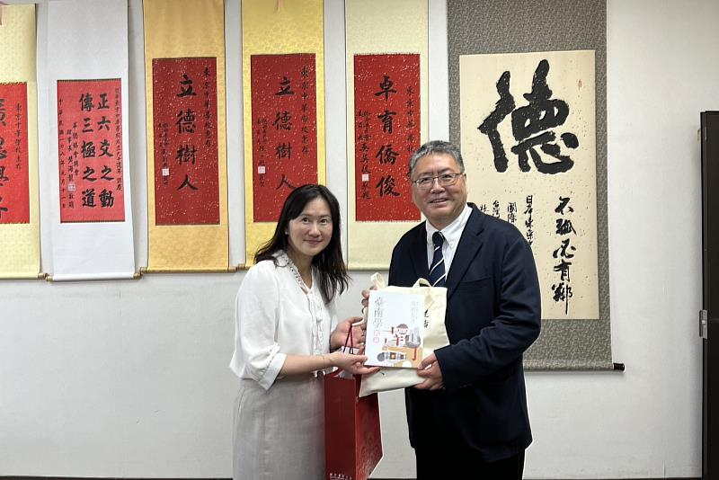南大鄭憲仁主任致贈新出版的臺南學概論一書與中華學校吳育珊校長