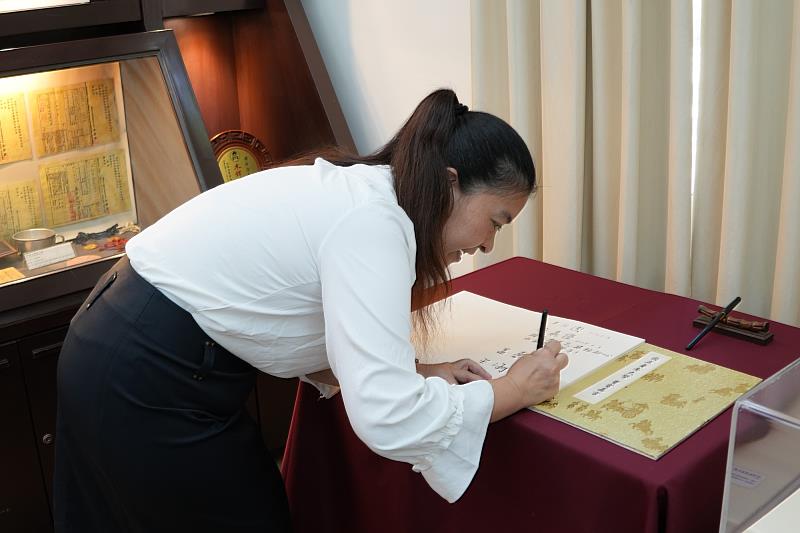 王涵青館長參觀南大校史室,現場關注校內早期文獻保存情形與歷史脈絡