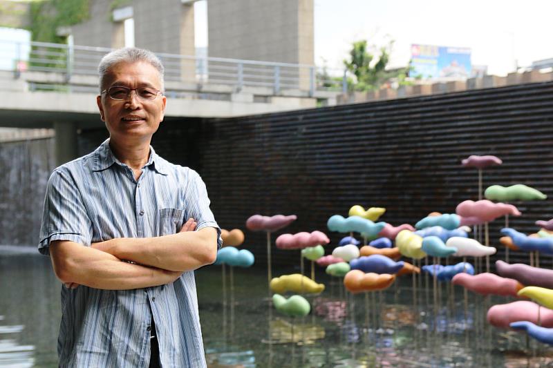 第8屆新北文化獎得獎者劉鎮洲，作品《彩雲呈祥》更為新北市立鶯歌陶瓷博物館公共藝術