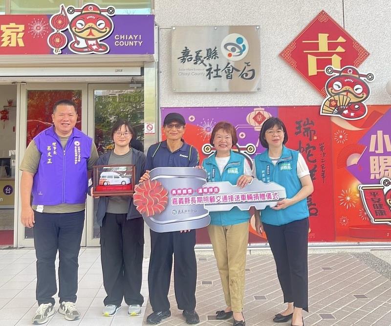 嘉義縣長照交通供不應求，陳良文先生捐贈2台復康巴士造福身障者