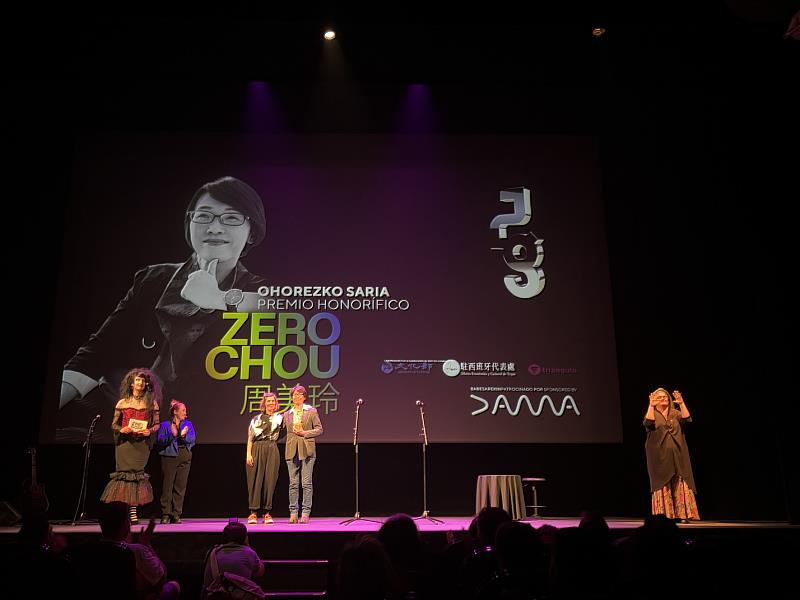畢爾包「ZINEGOAK國際同志電影節」開幕典禮,由攝影師劉芸后(右二)代表導演周美玲接受電影節總監Alaitz Arenzana(左三)所頒發之榮譽獎