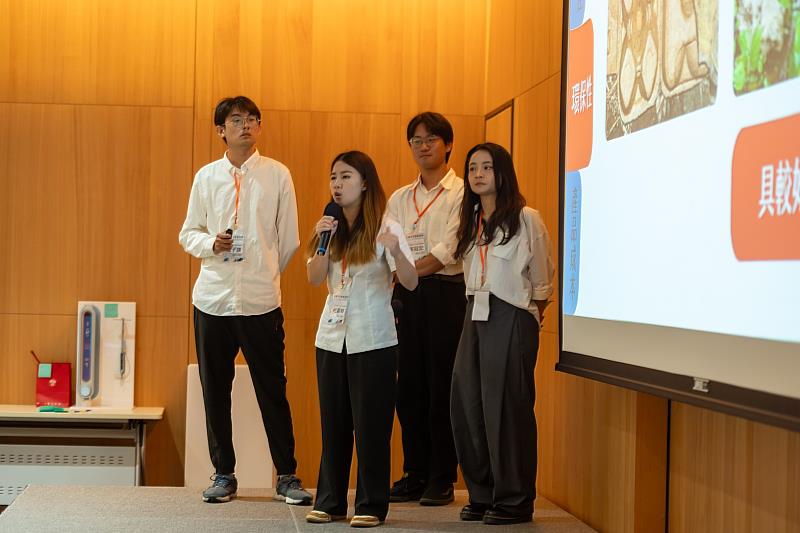 東華大學跨科系跨領域團隊「Green Cellulose」展示成果。