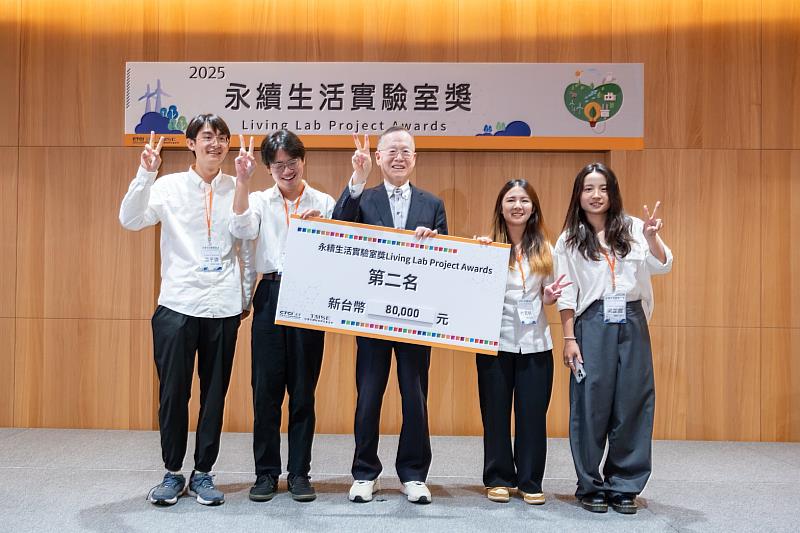 東華大學跨科系跨領域團隊「Green Cellulose」獲頒永續生活實驗室獎。