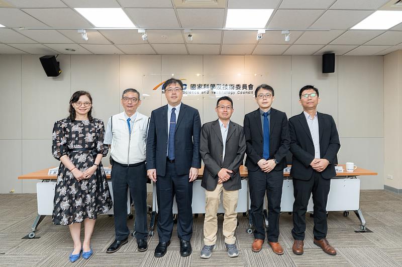 中央大學電機系許晉瑋教授主導，元智大學電機工程學系乙組陳念偉教授(右二)等研究團隊，成功開發出垂直共振腔面射型雷射
