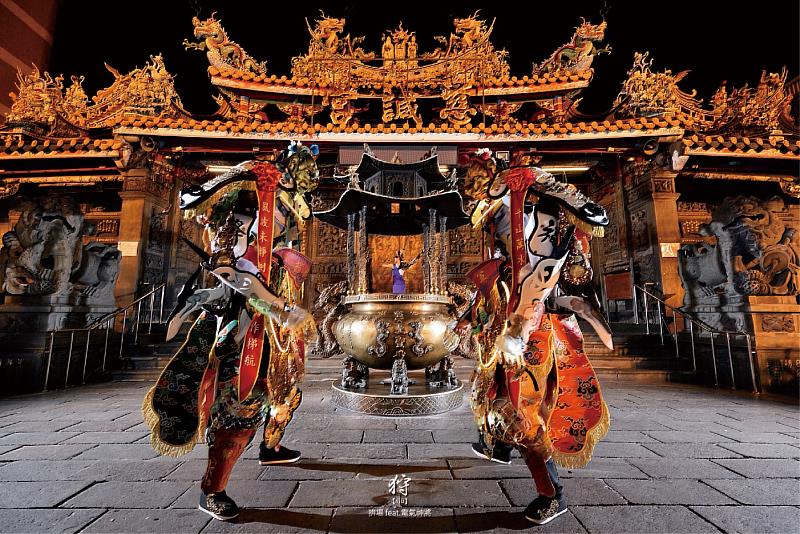 拚場藝術撞擊《狩siù》透過與工研院合作的創新技術,讓神將穿戴裝置在動作間發出光與聲響,並融入引導的女神官,創造出「看不見卻能被感知」的互動科技。