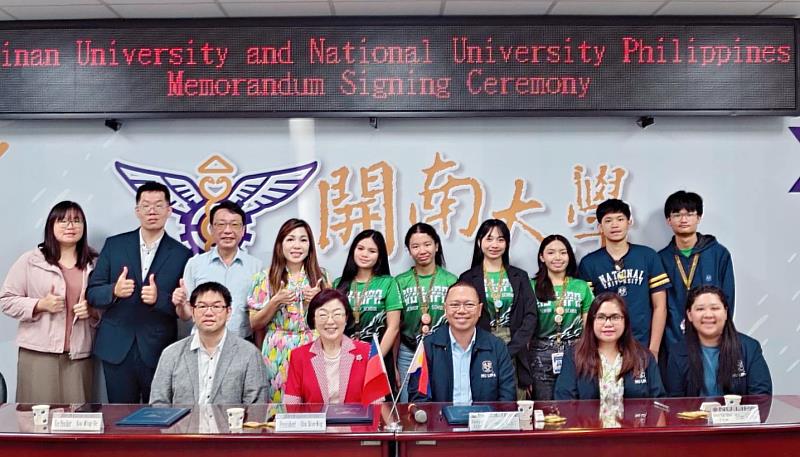 開南大學與菲律賓國家大學兩校人員簽約合影