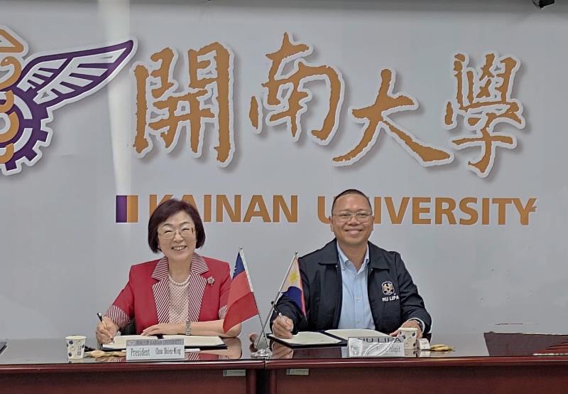 開南大學校長周守民與菲律賓國家大學執行董事Avelino Palupit代表簽署MOU