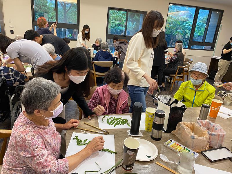 元培高齡學程學生協助松慈日照中心長輩完成植物拓印