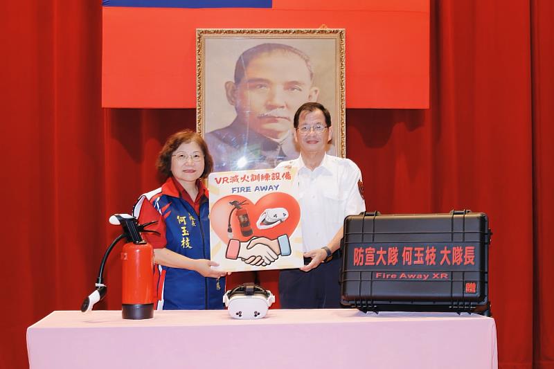 提升新北市民防災技能 新北義消防宣大隊長何玉枝捐贈VR滅火訓練設備