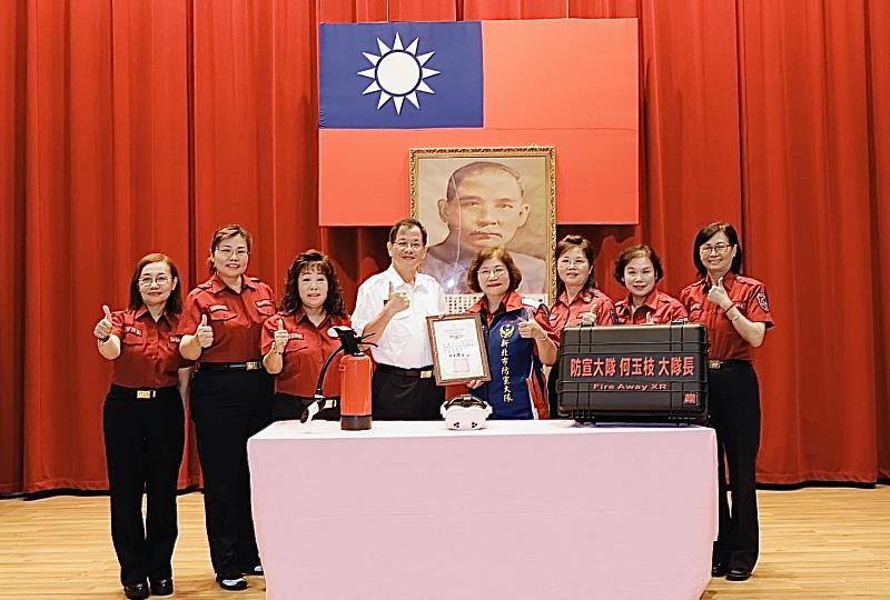 陳崇岳局長表示，何玉枝大隊長的熱心公益及對消防工作的鼎力支持表達由衷感謝。