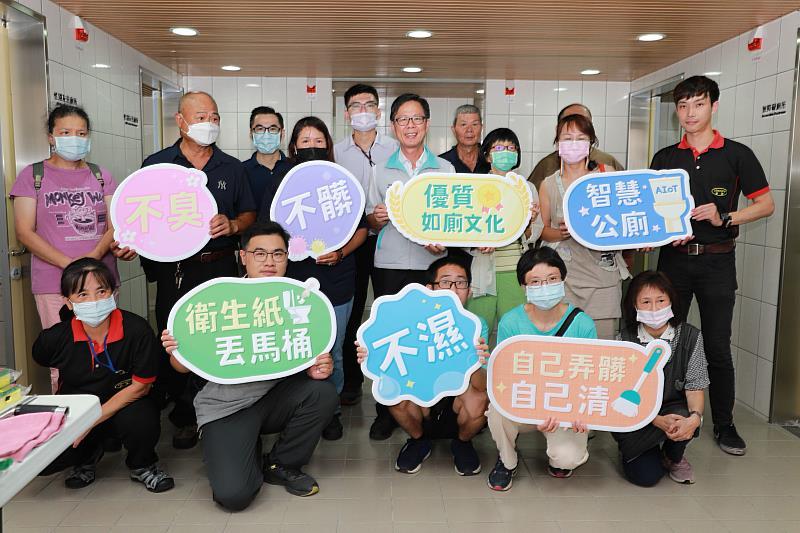 圖4環保局長江盛任與公廁管理單位公廁學習活動照片。