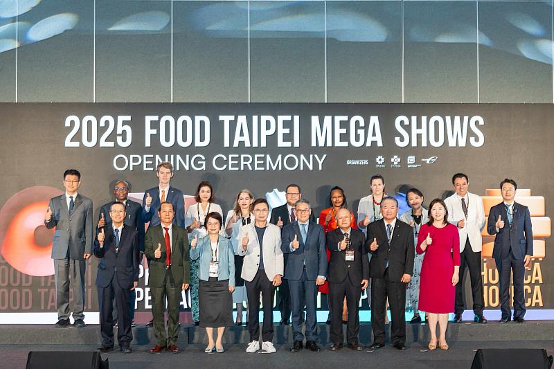 2025台北國際食品系列展今日盛大開幕，外貿協會董事長黃志芳(前排左4)、農業部農業科技司司長李虹曦(前排左3)、經濟部國際貿易署署長劉威亷(前排右4)等貴賓共同祝酒，見證亞洲食品產業盛會正式啟動，展現傳統與科技融合、邁向綠色未來的決心。(貿協提供)