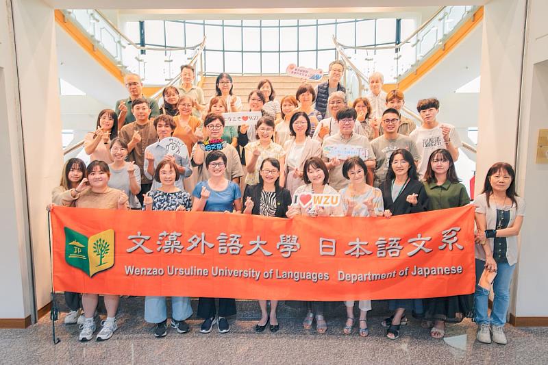 文藻外語大學2025傑出校友陳怡伶(前排右五)與莊慧玲校長(中)及日文系全體教師合影