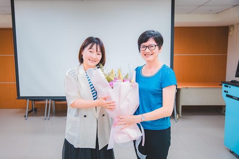 文藻外大日本語文系陳淑瑩主任(右)致贈花束予陳怡伶校友(左)