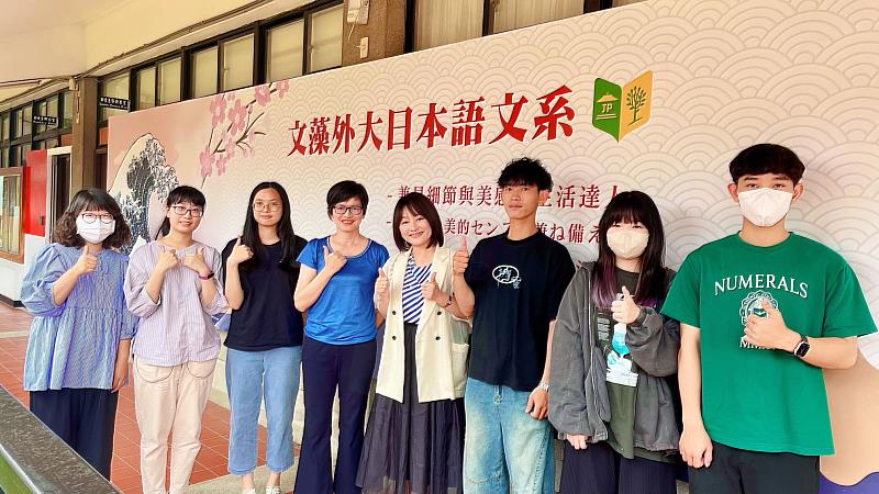 陳怡伶校友(右四)與日本語文系陳淑瑩主任(左四)及日文系實習生合影