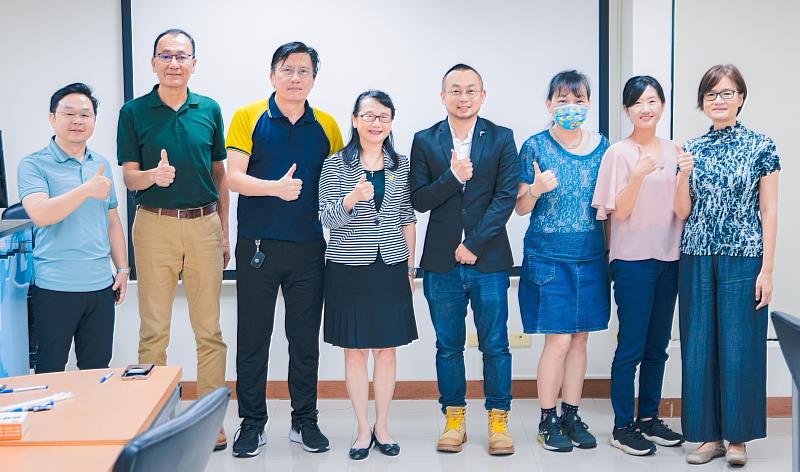 文藻外大與智食良果締約後，將由文藻6系率先展開產學合作，學生將參與AI行銷、設計、翻譯與國際商務實作，培養跨域實力，強化職涯競爭力。