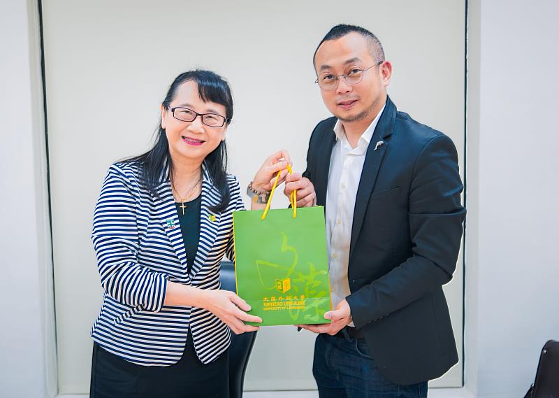 文藻外大莊慧玲校長(左)致贈簽約紀念品予智食良果吳昱鋒執行長