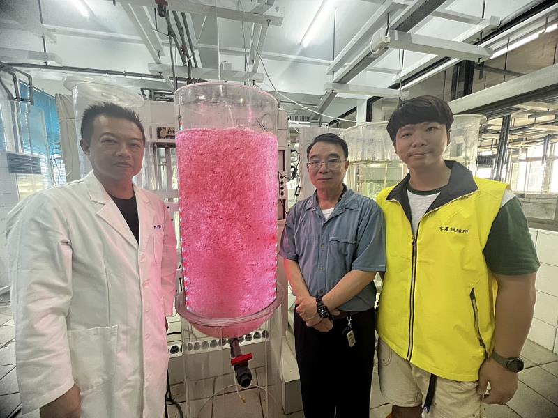 國立高雄科技大學養殖系在「削減溫室氣體」的思考上以海門冬應用在畜牧業飼料以減少甲烷的排放來對抗暖化，相關海門冬養殖研究獲得國際期刊《Science of The Total Environment》(Impact Factor 8.0) 刊登。圖中粉紅色即為海門冬養殖藻體，左起為高科大養殖系教授邱國勛、水試所東港養殖研究中心主任吳豐成及助理研究員許自研。