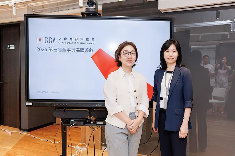 一、文策院今日舉辦媒體茶敘，董事長王時思（左）與代理院長胡婷俐一同合影。