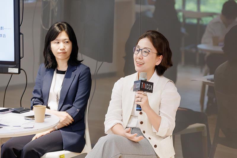 董事長王時思（右）與代理院長胡婷俐一同與媒體面對面談話。
