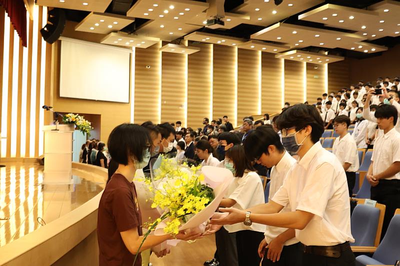 高醫大舉辦人體暨器官捐贈感恩大會,學生獻花給大體老師家屬表達謝意