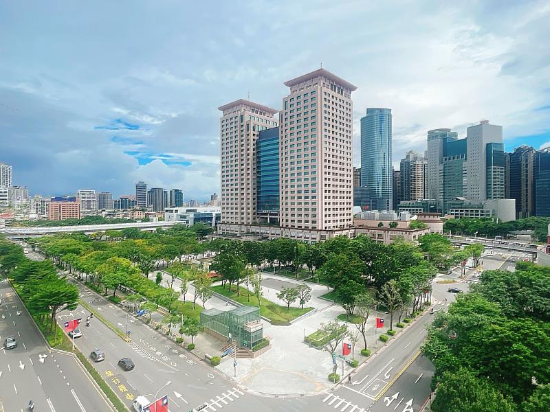 永慶房產集團彙整近一年三鐵共構車站周邊房市表現。其中，以板橋車站成交量高達540筆，為榜上最熱。