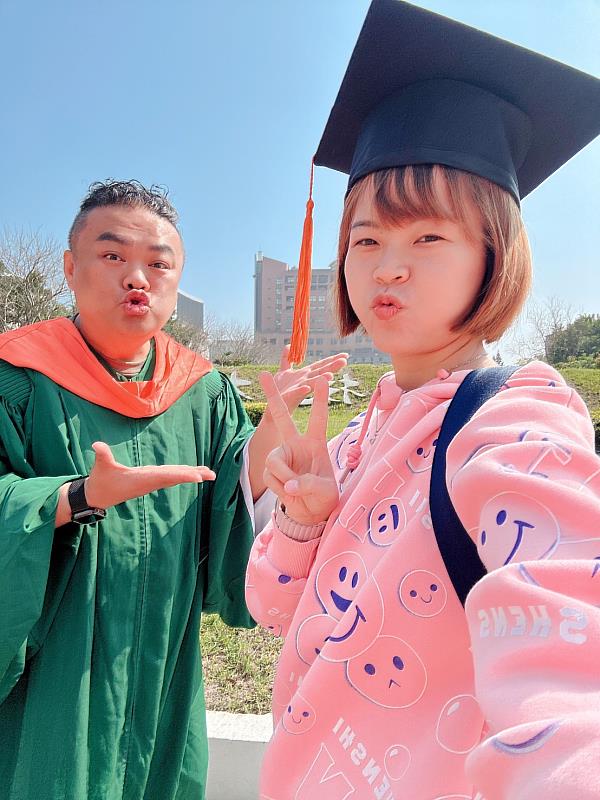 姚羿飛(左)感謝妻子支持他進修學業