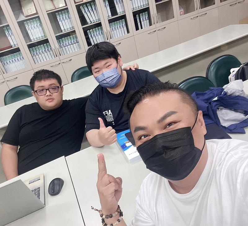 姚羿飛與同學相差近20歲，卻融入班級培養良好情誼