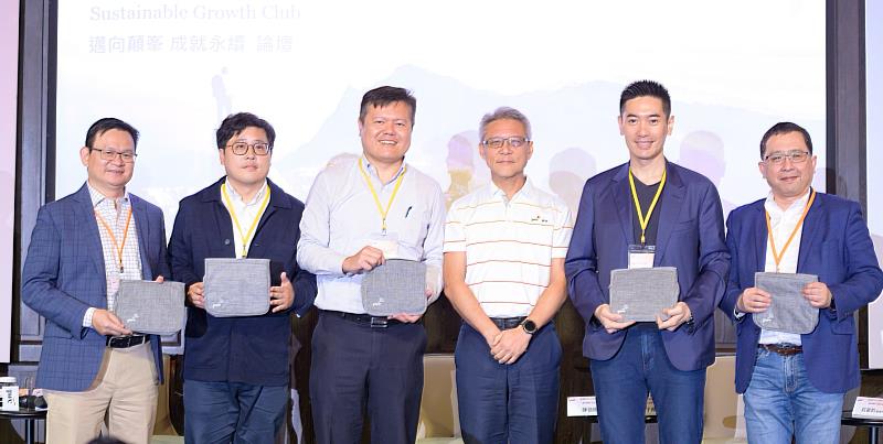 資誠聯合會計師事務所所長暨聯盟事業執行長周建宏(右3)致贈謝禮予資誠創新諮詢公司董事長盧志浩(右1)、資誠創新諮詢公司董事陳世祥(左1)、醫揚科技股份有限公司總經理莊富鈞(右2)、永映生活事業股份有限公司董事陳志祥(左3)、凌嘉科技特助陳威全(左2)。