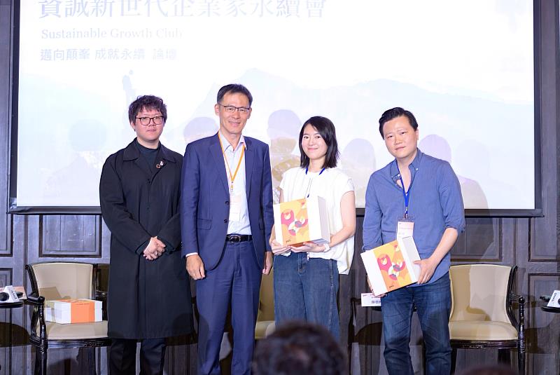 資誠聯合會計師事務所審計服務營運長徐聖忠(左2)致贈謝禮予關鍵評論網執行長暨共同創辦人鍾子偉(右1)、第一化粧品廠股份有限公司品牌業務部經理陳薇婷 (右2)、圓安生技股份有限公司特助許州億(左1)。