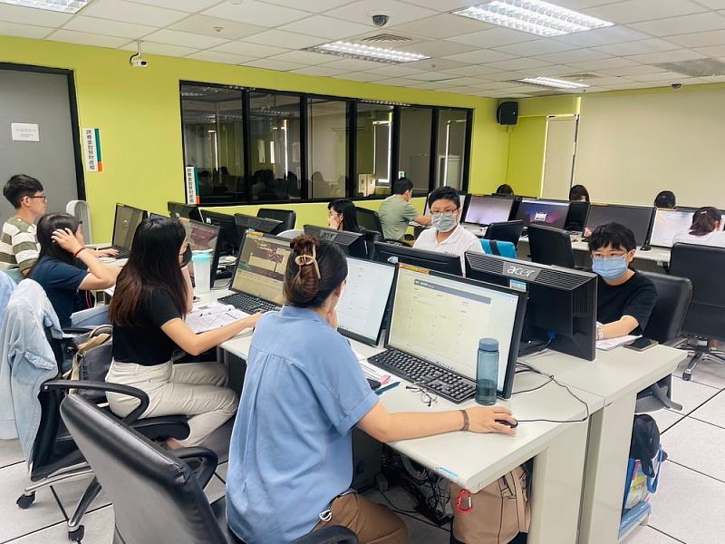 雲林縣政府同仁實際操作雲永續碳盤查雲端平台
