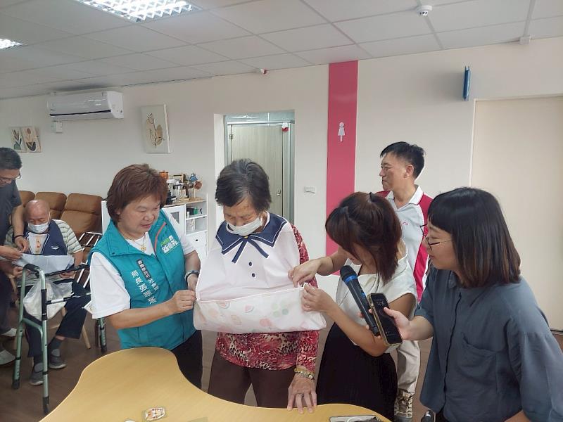 聯華食品捐贈嘉義縣環保圍兜 貼心設計呵護日照長輩