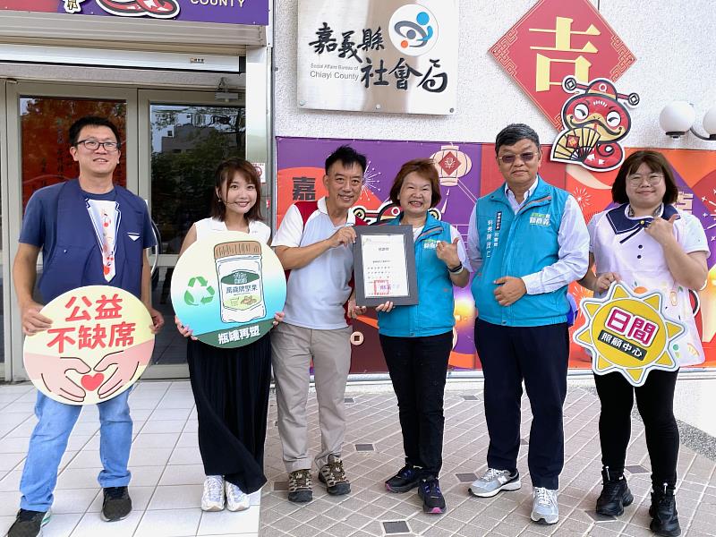 聯華食品捐贈嘉義縣環保圍兜 貼心設計呵護日照長輩