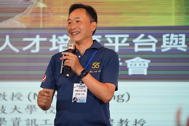「AI教育造局者」黃能富校長於『AI Maker平台』啟動記者會上致詞，深入闡述打造零門檻AI實作平台的目的，期盼將AI教育普及高中職。