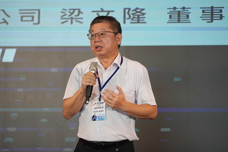 產業界領袖攜手南臺，共創AI教育未來！ 佐臻股份有限公司董事長梁文隆於『AI Maker平台』啟動記者會上致詞，分享產業對於AI人才的需求與期許，並高度肯定南臺科大打造實作型AI人才培育平台的創新舉措，展現產學合作、共同推動台灣AI發展的堅定支持。
