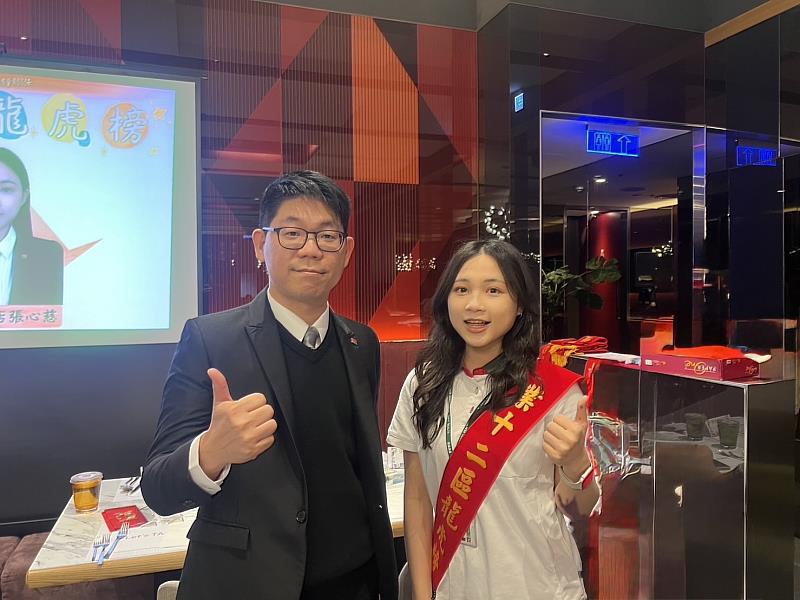 信義房屋中平國中店主任張心慈就讀運動防護科系，進入信義房屋後，不忘將專業融入社區服務，到社區教導住戶如何伸展肢體