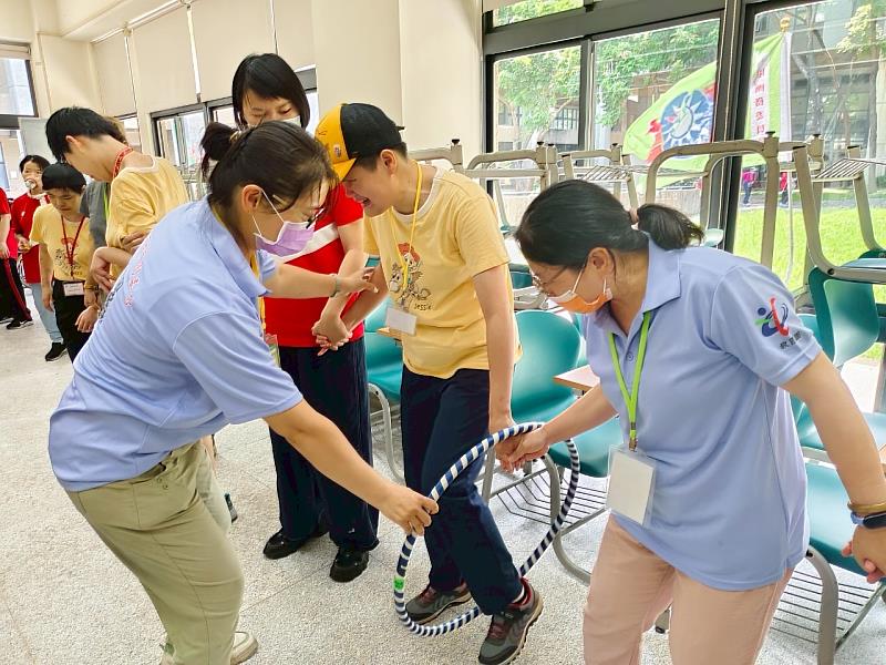 盲生團康活動象徵愛的串聯與支持