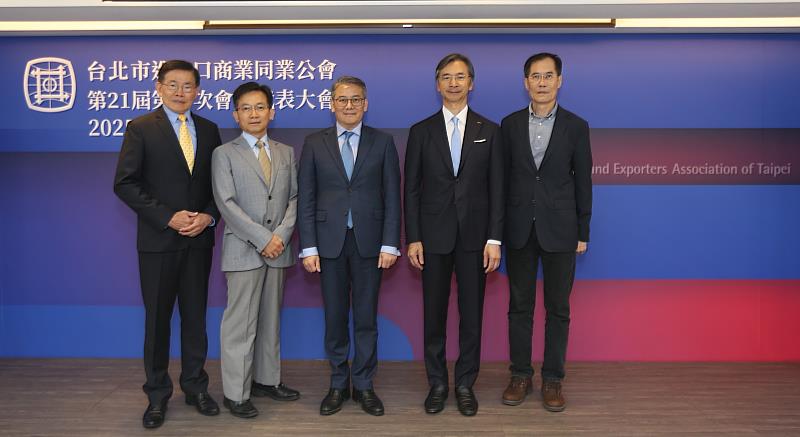 圖說:獲獎會員同興實業賴錫湖董事長(左2)及吳正雄總經理(左1)、大豐貿易鄭凱仁副總經理(右1)與理事長及署長合影。