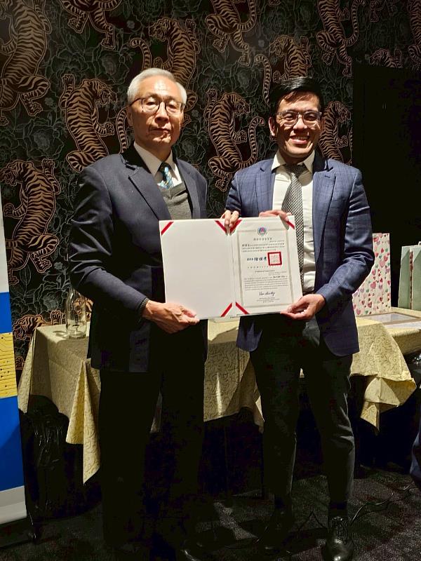 僑務委員會副委員長張良民代表委員長徐佳青頒贈賀函給會長劉育志